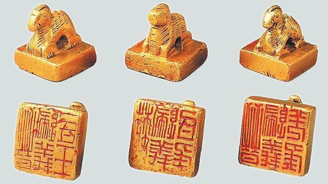 從左至右依次為“晉歸義羌侯”金印、“晉歸義氐王”金印、“魏歸義氐侯”金印