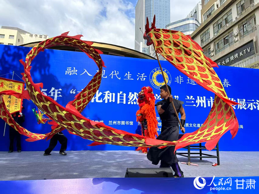 柴宗峰在2025年“文化和自然遺產(chǎn)日”蘭州市非遺宣傳展示活動中表演舞獅。人民網(wǎng)記者 焦隆攝