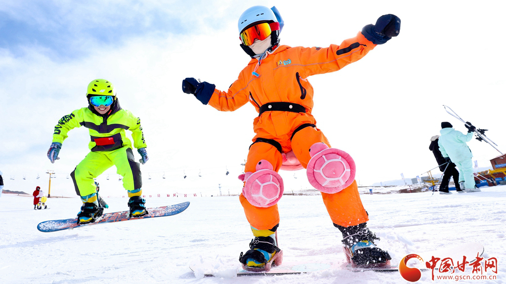 新春走基層·隴拍客丨張掖：滑雪場(chǎng)上強(qiáng)健體魄